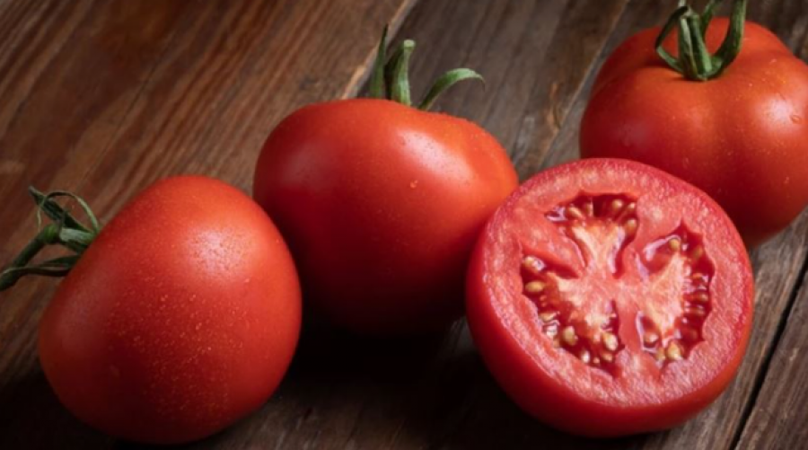Një domate në ditë ndihmon në kontrollin e hipertensionit tek gratë, thotë mjeku