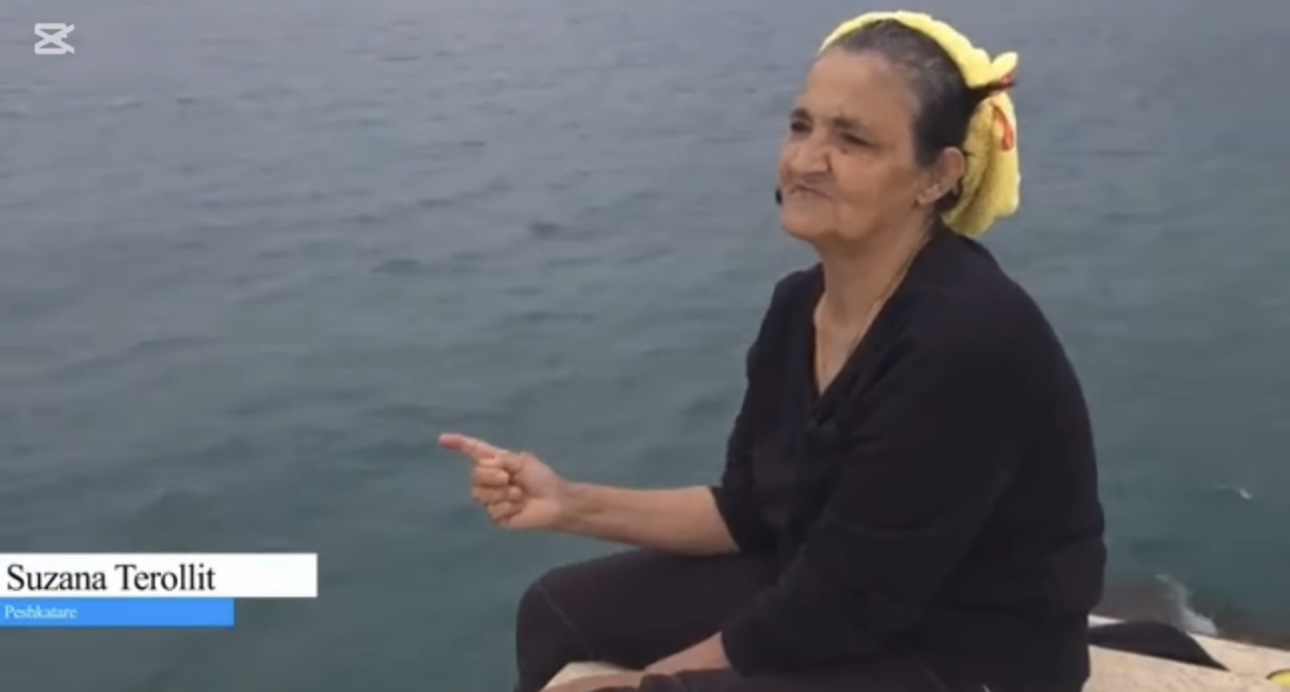 Një gjyshe peshkatare në Sarandë