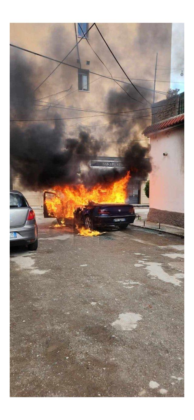 Një makinë përfshihet nga flakët në Korçë, dyshohet se..