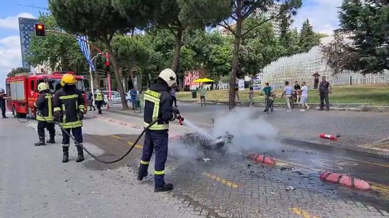 Një motor përfshihet nga flakët në Tiranë, nuk raportohen persona të lënduar