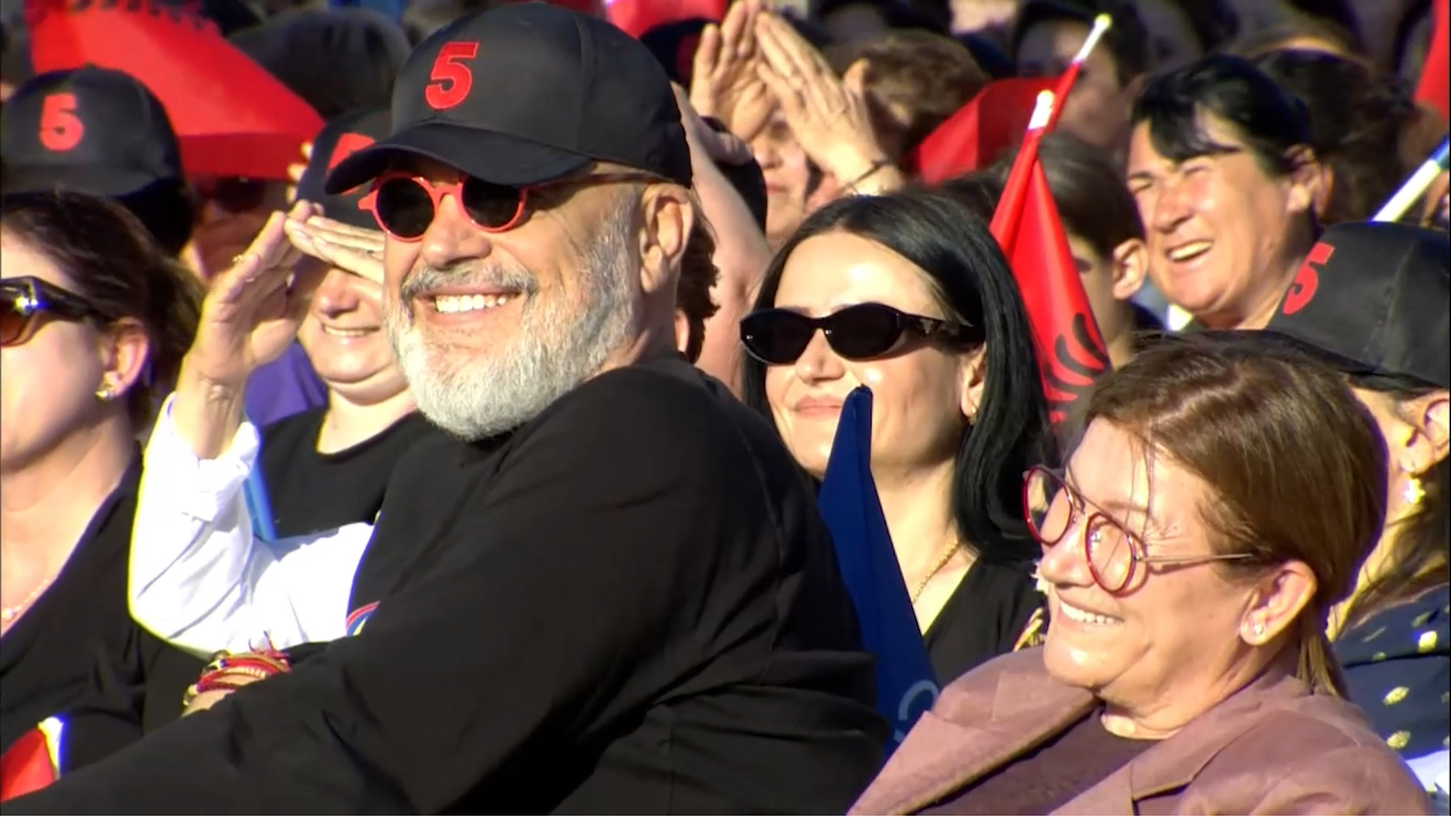 “Një shtrigë që i është dashur kaq shumë këtij qyteti”, Rama përgëzon kryebashkiaken e Roskovecit për ndryshimet: Nuk rrija dot pa e thënë! 