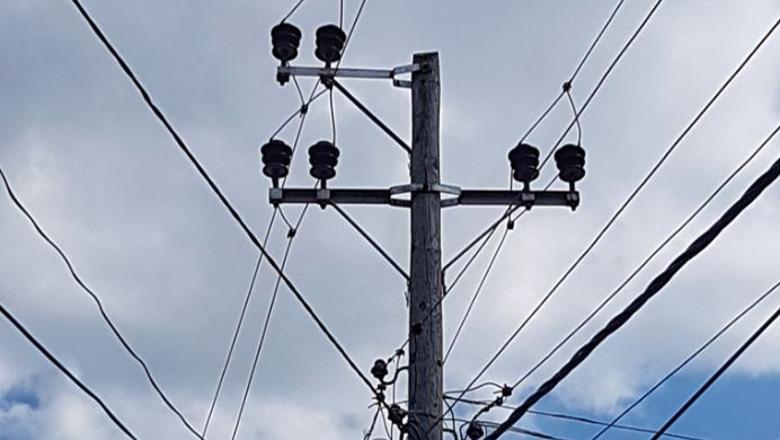 Një tjetër aksident në vendin e punës/ Elektriçisti bie nga shtylla elektrike, transportohet me urgjencë në spital