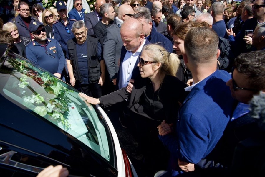 ‘Nuk je viktimë, je një luftëtare’/ Itali, tre mijë njerëz përcollën në banesën e fundit 22-vjeçaren shqiptare, Ilaria Sula