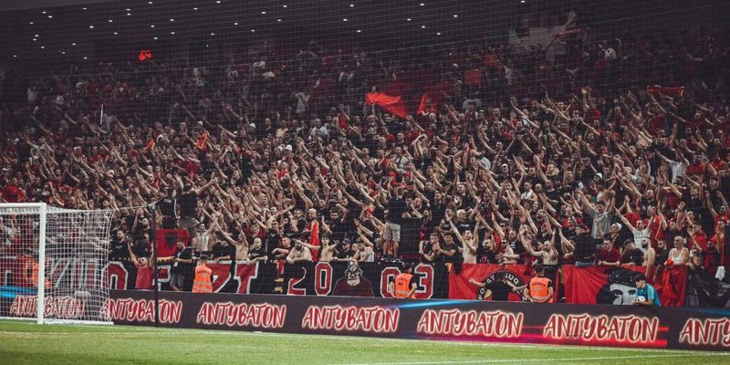 “Nuk mbrojnë futbollin, por interesat e veta”, Tifozët Kuqezi shpërthejnë kundër FSHF-së pas dënimit nga FIFA