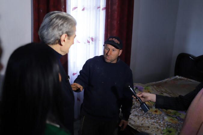 “Nuk më dëmshpërblejnë se jam demokrat”/ Kryefamiljari- Berishës: I gjithë uji që bie jashtë, futet brenda