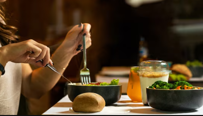 Nutricionistët paralajmërojnë pasojat: Çfarë ndodh në organizëm nëse anashkaloni drekën?