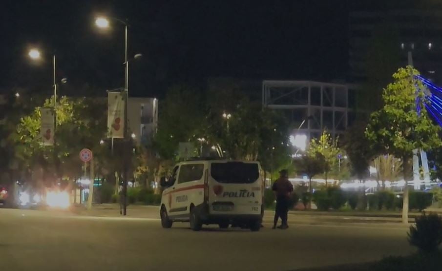 Oficerët e BKH dhe policia ngrenë dronin në Fier, përplasen me punonjësit e ndërtuesit Shkëlqim Kapllanajt. Pesë të shoqëruar në komisariat