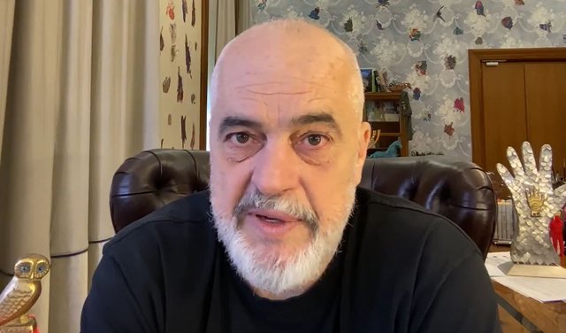 “Paga mesatare në sektorin publik është 1000 euro”/ Rama- komentuesve: Taksat tuaja janë në 53 spitale dhe 430 shkolla