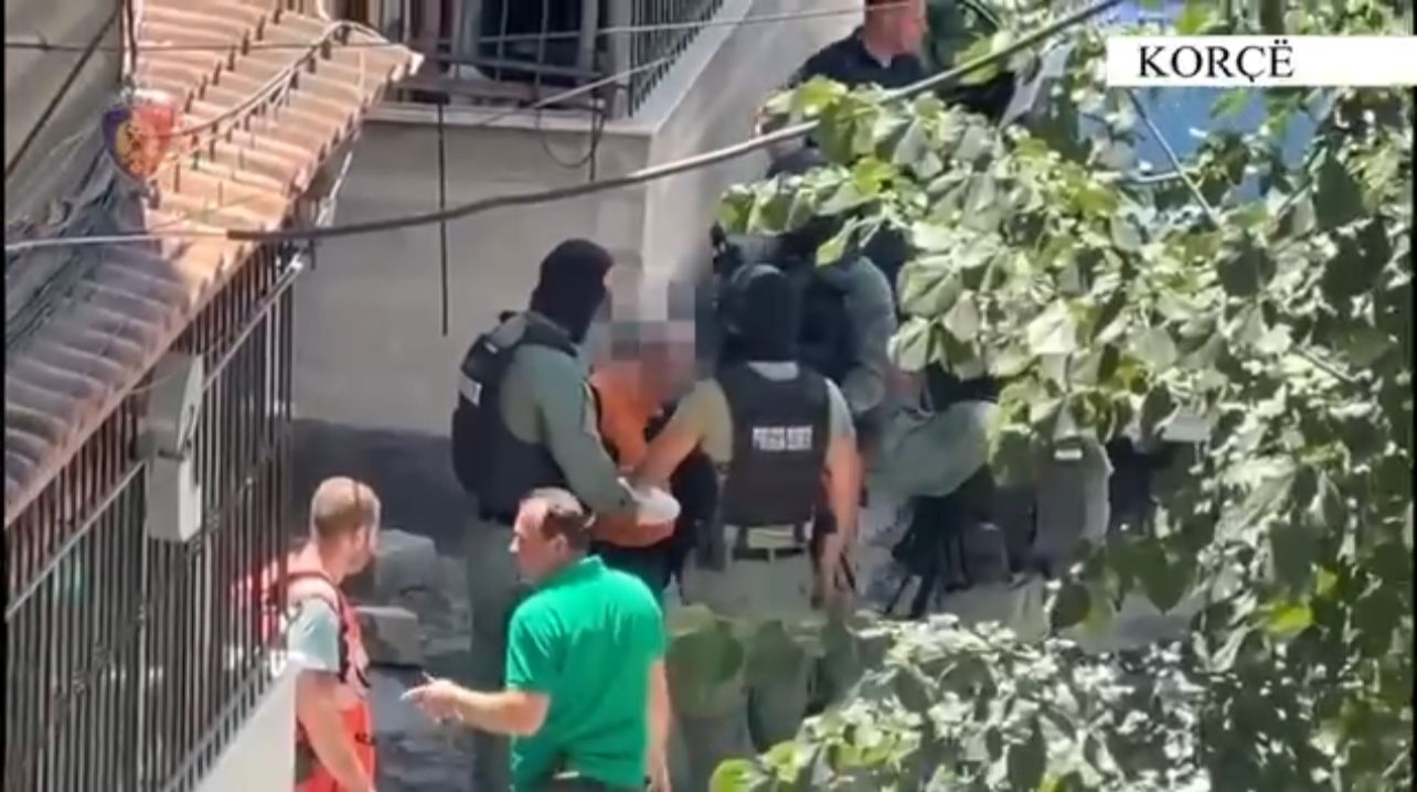 Panikosi lagjen duke qëlluar me kallash nga ballkoni një vit më parë, ndërron jetë i moshuari në Korçë! U gjet i pajetë në shtëpinë ku jetonte i vetëm