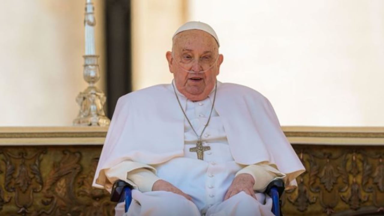 Papa në gjendje më të mirë, del nga spitali dhe takon besimtarët në Vatikan!