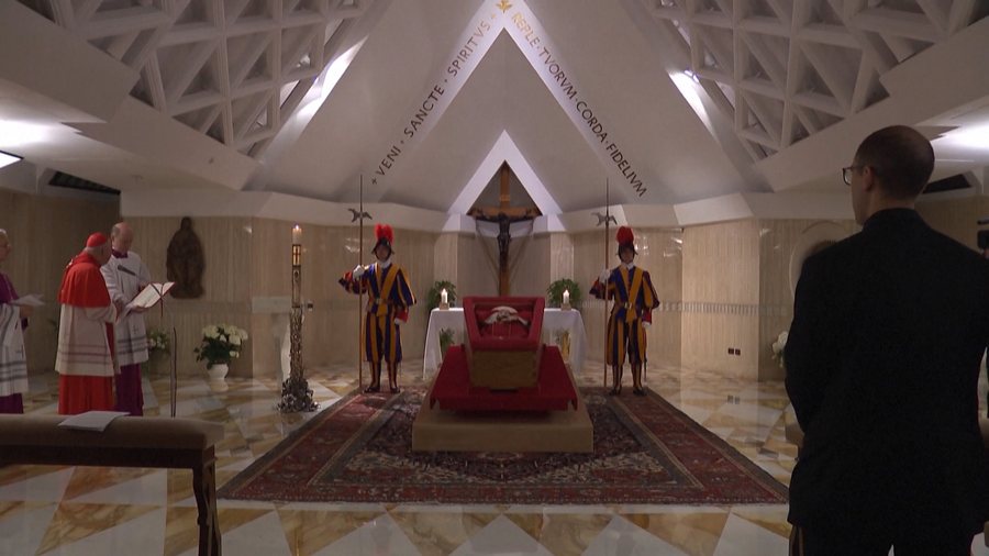 Papa varroset të shtunën, Trump e Macron do të jenë në ceremoni, nuk do të prehet në Shën Pjetër