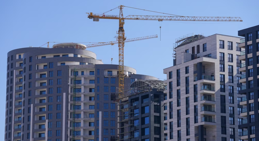 Paradoksi i tregut të patundshmërive: Mbi 180 mijë banesa të zbrazëta