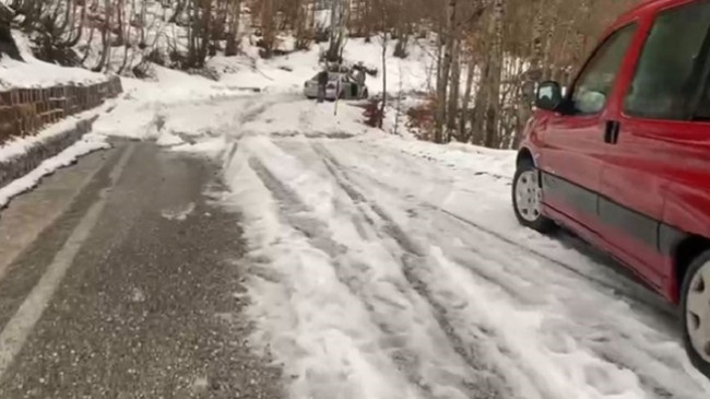 ‘Paralizohet’ nga bora dhe akulli rruga e Thethit, mungojnë borëpastrueset dhe kriposja e rrugëve