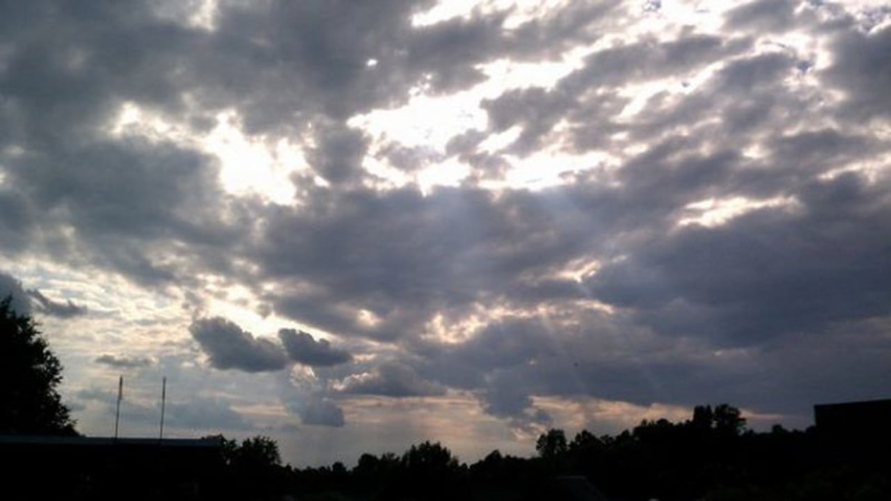 Parashikimi i motit/ Vranësira dhe shi, por temperatura deri 25 gradë C