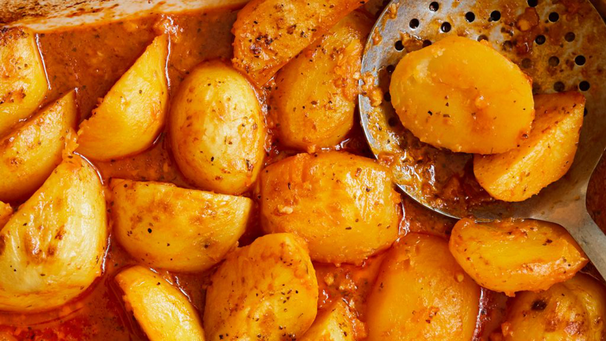 Patate të Pjekura me Salcë Domatesh – Receta e Veçantë për Tryezat Tuaja