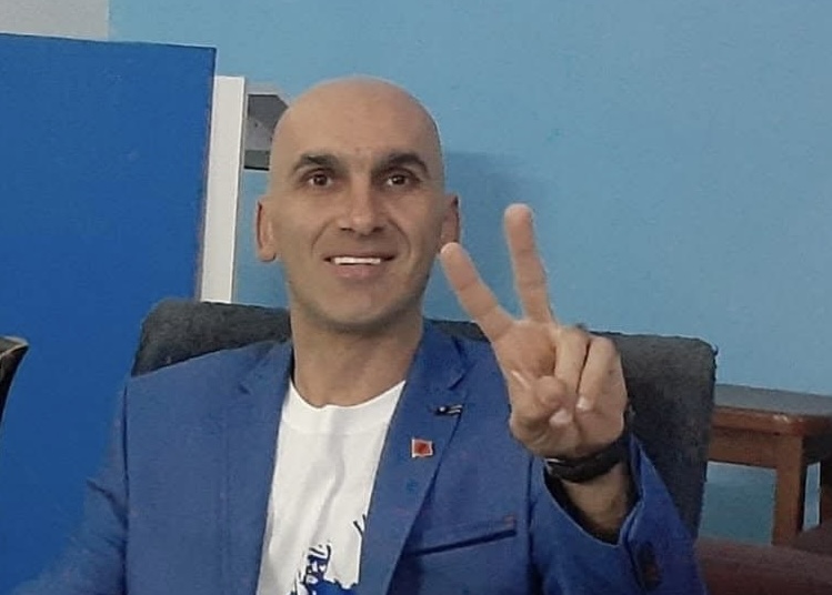 PD në Delvinë në duart e qesharakes: Erigers Hamiti, “kryetar” i statuseve boshe dhe ironisë që nuk bën askënd për të qeshur