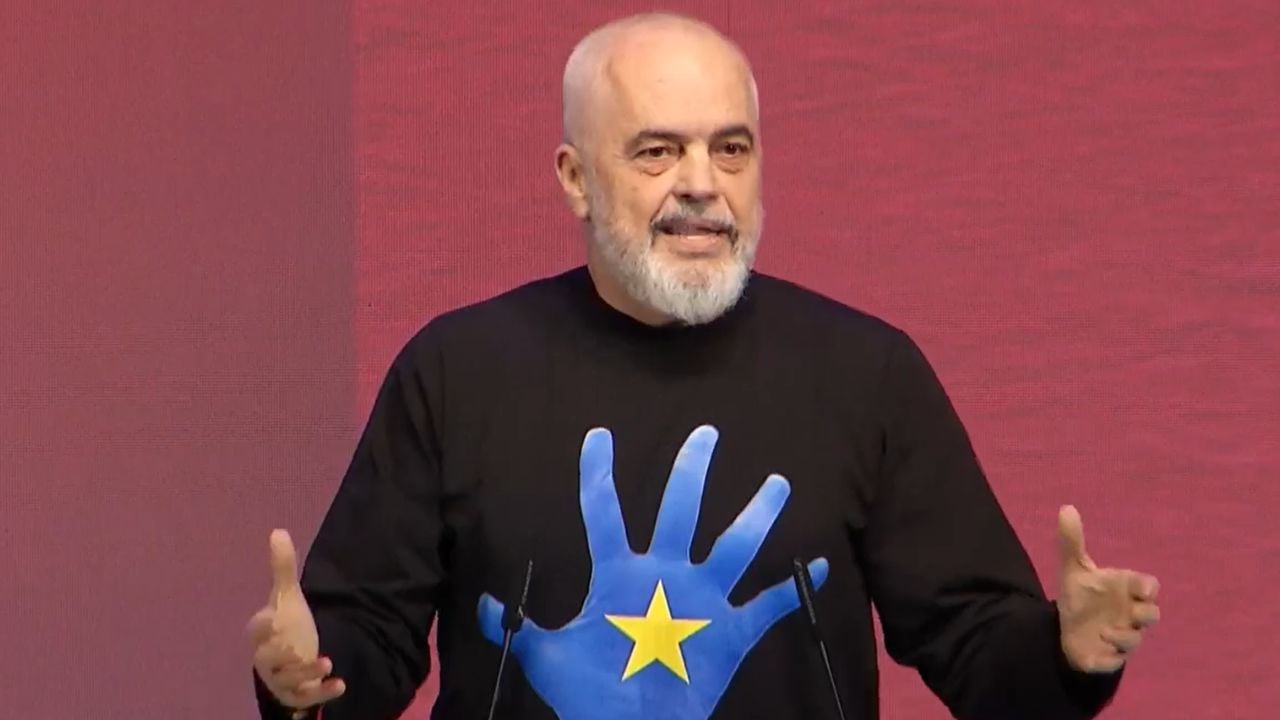 “Për dekada ishte e burgosur brenda mureve të një patriarkalizmi asfiksues”/ Rama flet për kontributin e grave në Kamëz: Përmbysën realitetin e zymtë të asaj zone