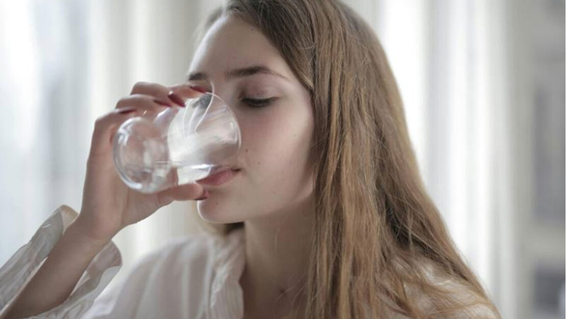 Përfitimet shëndetësore të pirjes së ujit para gjumit