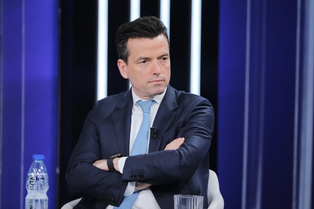 “Përfitojmë 100 milionë euro”/ Agron Shehaj propozon futjen e euros si monedhë kombëtare