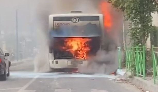 Përfshihet nga flakët autobusi i linjës Sarandë-Tiranë, raportohet se pasagjerët…