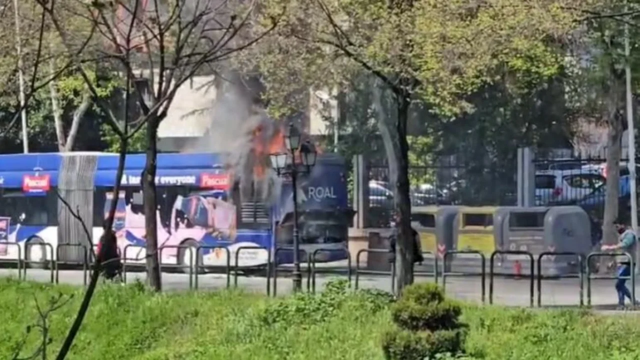 Përfshihet nga flakët autobusi i Unazës së Re