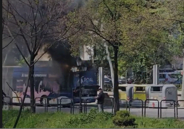 Përfshihet nga flakët autobusi para Ministrisë së Jashtme, pasagjerët në panik (Video)
