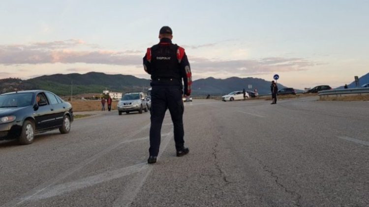 Përfshihet nga flakët autobuzi i linjës Sarandë – Tiranë, shkak dyshohet një defekt në motor