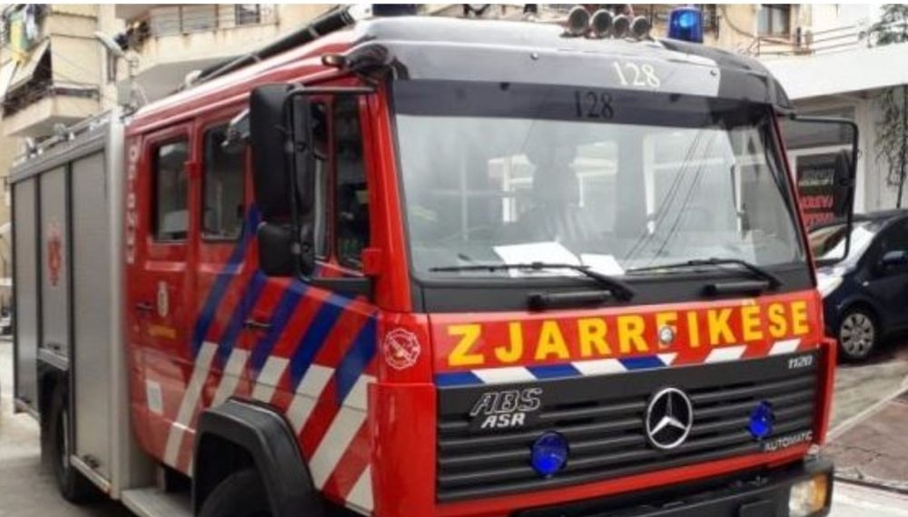 Përfshihet nga flakët një apartament në Tiranë, nuk raportohet për të lënduar