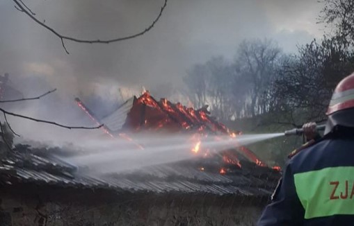 Përfshihet nga zjarri banesa në Kolonjë, lëndohet një i moshuar