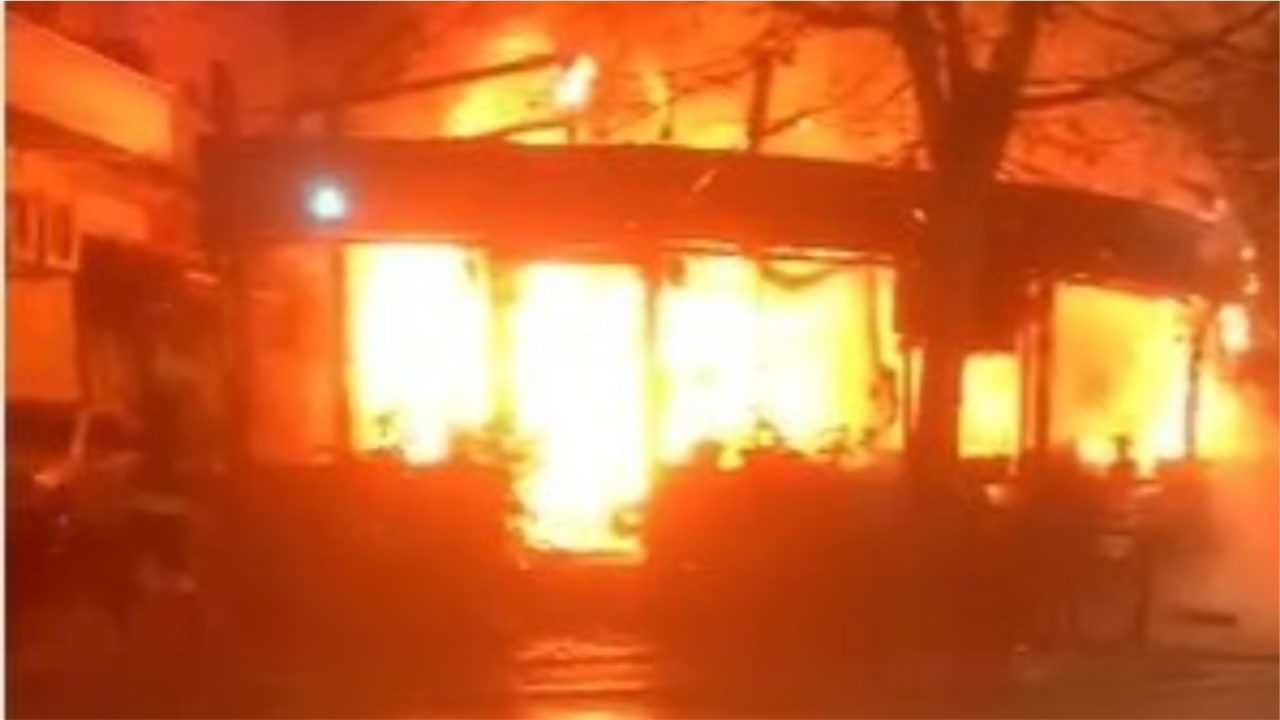 Përfshihet nga zjarri gjatë natës lokali në Tiranë, çfarë dyshohet