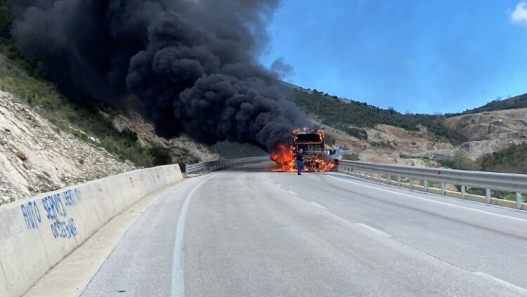 Përfshihet nga zjarri një autobus në dalje të tunelit të Kardhiqit, pasagjerët të tmerruar