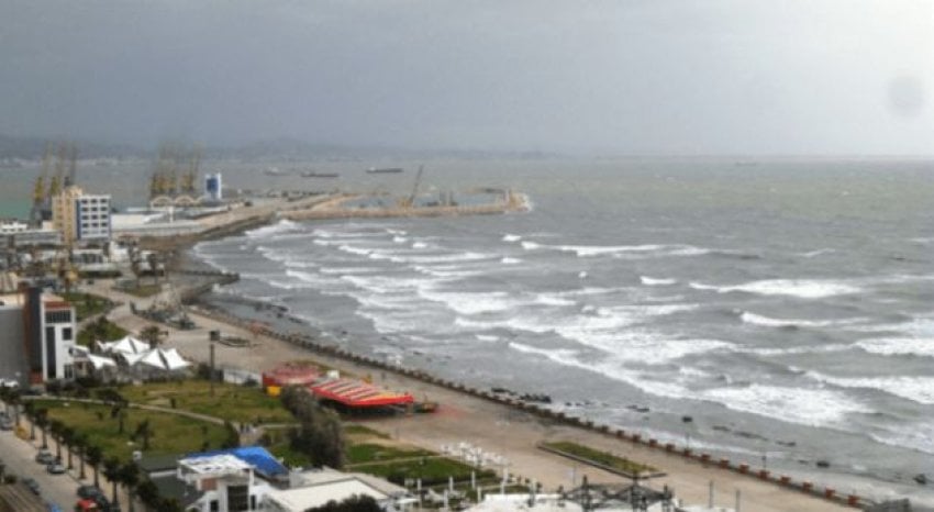 Përkeqësohet situata hidrometeorologjike në Vlorë, ndalohet pajisja me leje e mjeteve të vogla lundruese dhe të peshkimit