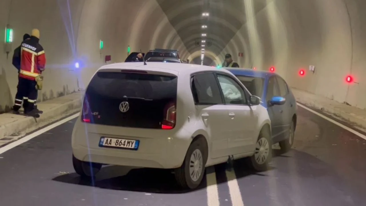 Përplasen dy makina në tunelin e Murrizit, tre të plagosur