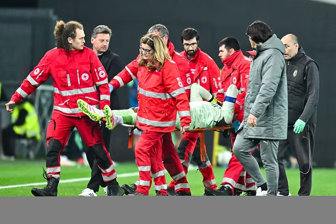 Përplasja e fortë kokë më kokë, Maignan doli me barelë nga fusha. Francezi e kaloi natën në spital
