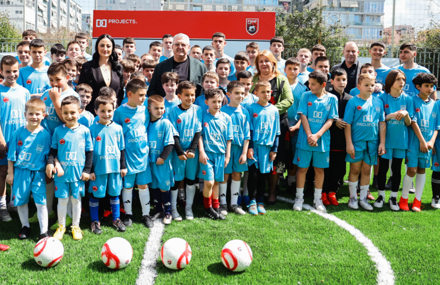 Përurohet fusha e re në shkollën “At Zef Pllumi”, Presidenti Duka: Misioni ynë i përbashkët është edukimi i fëmijëve