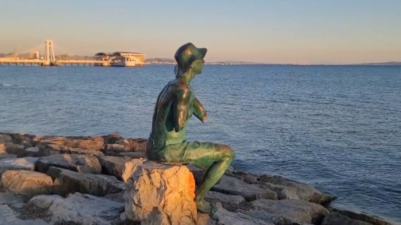 “Peshkatarit” i presin krahët! Dëmtohet skulptura urbane në shëtitoren “Taulantia” në Durrës