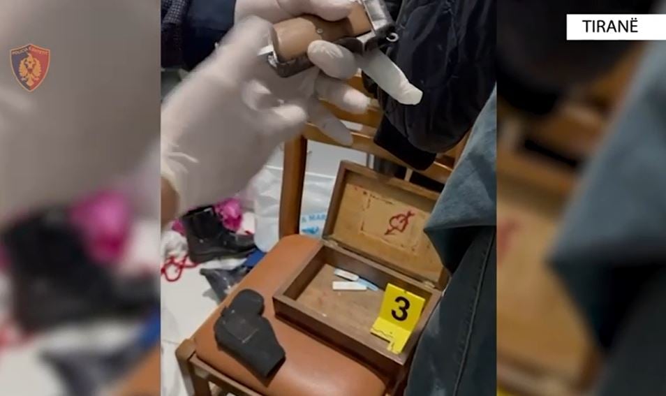 Pistoletë, pushkë, armë sportive, municion luftarak dhe emblema policie… arrestohet 41-vjeçari në Tiranë