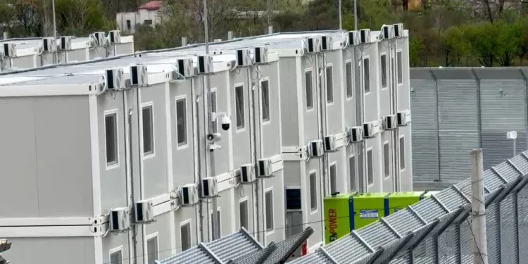 Plas skandali në Gjadër, mediat italiane ngrejnë alarmin dhe zbulojnë se janë “zhdukur” 15 emigrantë, ja detajet