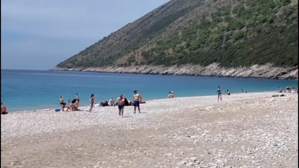 Plazh dhe Pashkë në Palasë/ Fëmijë dhe të rritur shijuan detin e pastër dhe motin e ngrohtë