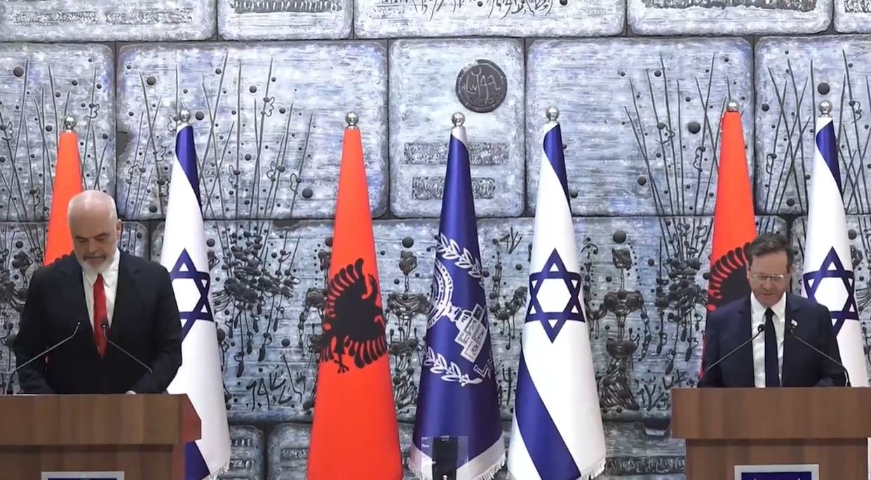 “Po e marr në emër të gjithë shqiptarëve”, nderimi me medalje presidenciale, Rama nga Izraeli: Ne pranuam të dorëzojmë arin te nazistët, por jo hebrenjtë