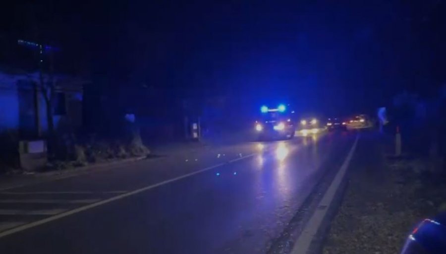 Po kalonte trafik-ndarësen, 70-vjeçari përplaset nga një automjet dhe humb jetën