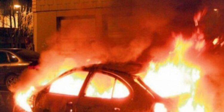 Po luante në ballkon me një tampon shkume të ndezur, 10-vjeçari në Korçë i vë flakën makinës poshtë shtëpisë