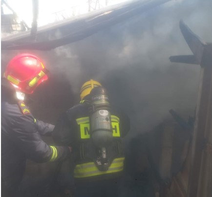 Pogradec/ Magazina përfshihet nga flakët