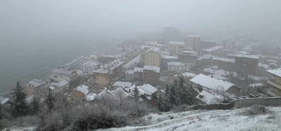 Pogradeci zbardhet nga reshjet e dëborës, nuk raportohen probleme në qarkullimin rrugor