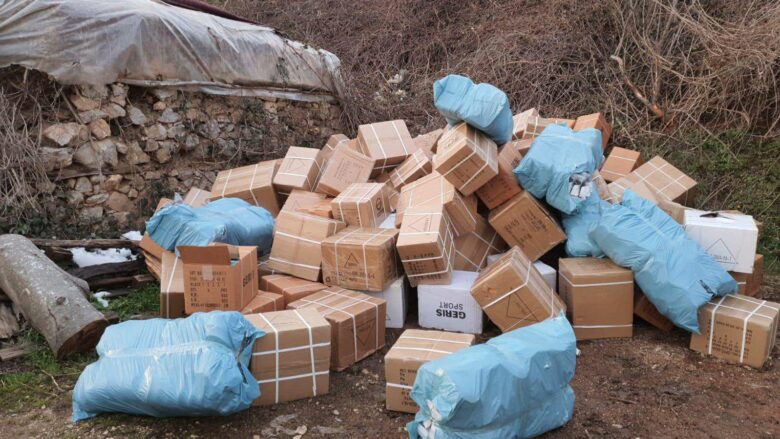 Policia e RMV-së dhe e Kosovës në një aksion të përbashkët parandaluan kontrabandën me rroba dhe këpucë