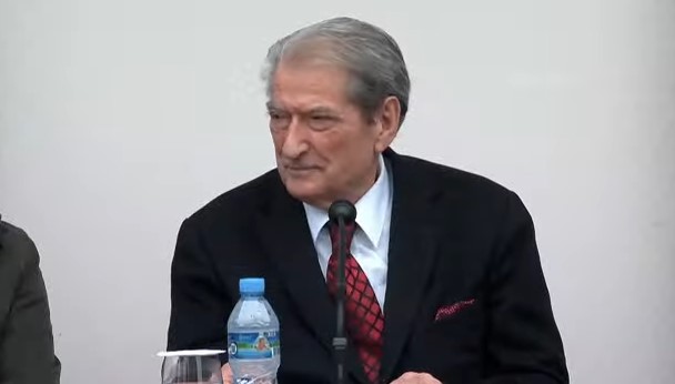 Premtimet e Sali Berishës: Çmimi i energjisë do ulet në 7 lekë, për bizneset 6 lekë! Ata që do vendosin panele voltaike nuk do të paguajnë!