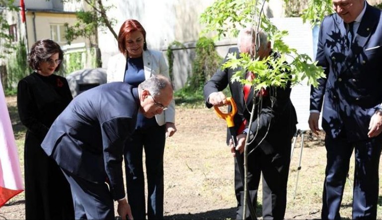 Presidenti Begaj takon komunitetin shqiptar në Poloni