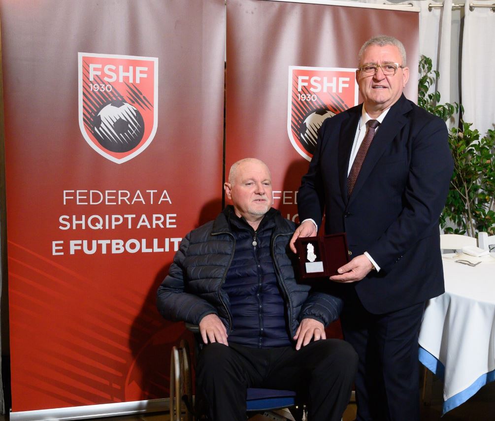 Presidenti Duka i dorëzon titullin ish-futbollistit të njohur Artur Lekbello: Legjendë e Futbollit