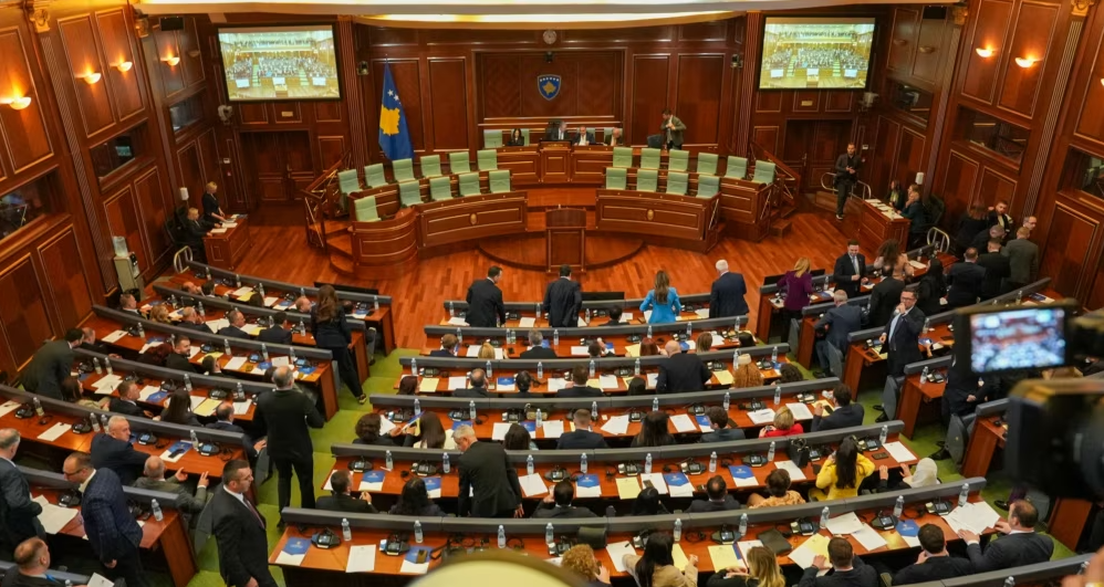 Presidentja Osmani kërkon që seanca konstituive të vazhdojë brenda 48 orëve nga ndërprerja