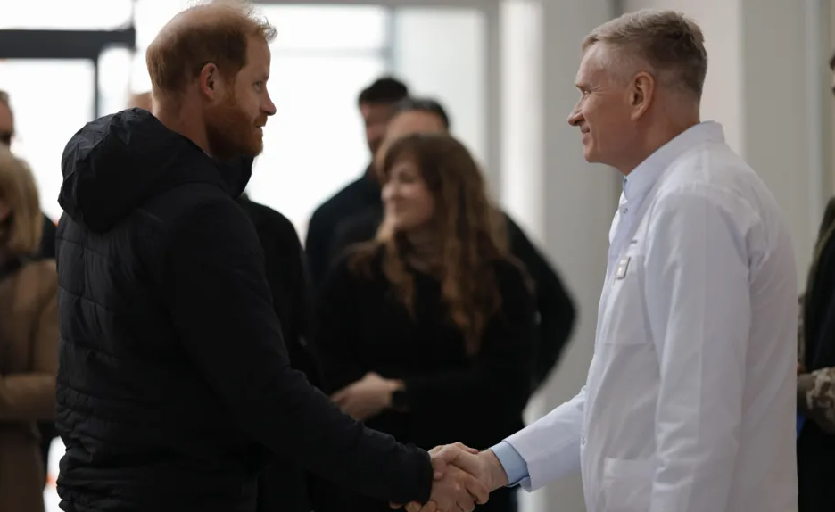 Princi Harry në një vizitë të papritur në Ukrainë, takon ushtarët e plagosur